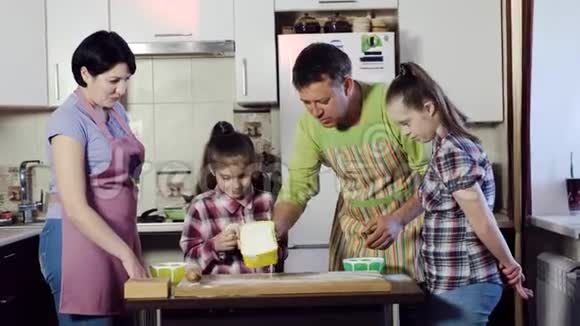 一家人在一个小厨房里和钱打交道视频的预览图