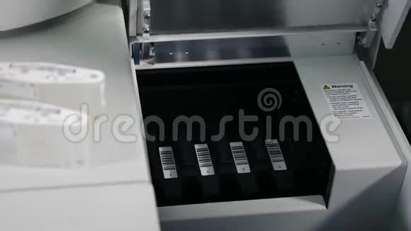现代血液和dna测试实验室设备特写专家将墨盒放置在机架上放置在视频的预览图