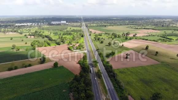 无人机拍摄了热带地区乡村道路的鸟瞰景观有农业农场和自然环境视频的预览图