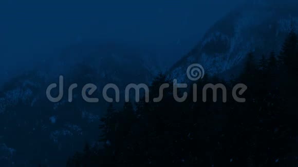 山野之夜的雪山瀑布视频的预览图