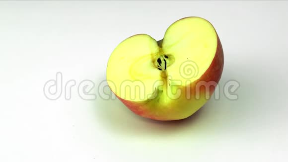 切割红苹果在白色上孤立旋转4k视频视频的预览图