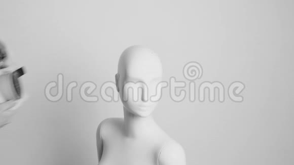 如何在人体模型上戴面具黑白视频视频的预览图