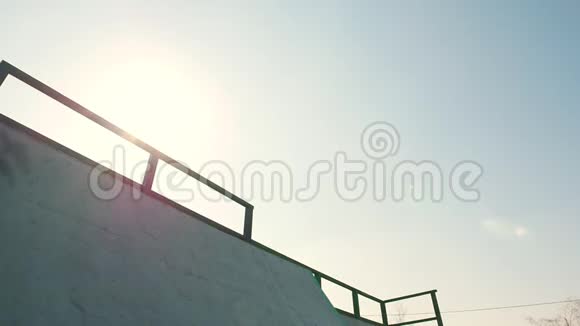 一个穿着灰色连帽衫的专业BMX骑手在坡道上表演一个魔术视频的预览图