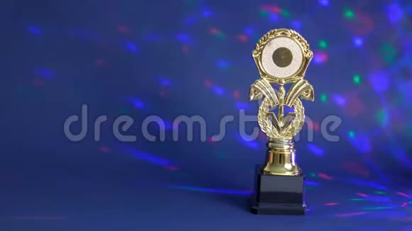 冠军金色奖杯放在黑色背景上聚光灯下闪亮的奖项成功成就的概念视频的预览图