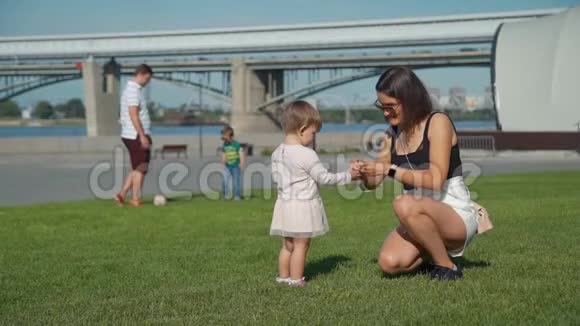 年轻家庭在城市公园一起享受时光视频的预览图