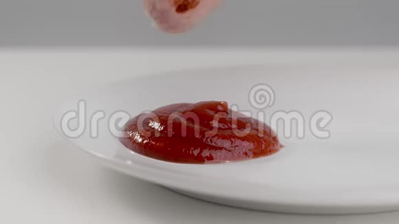 香肠在番茄酱中缓慢浸泡番茄酱与肉香肠在盘子与热酱全高清视频的预览图