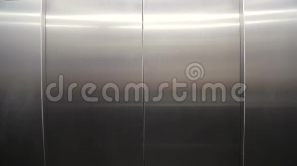 电梯门开着开门是电梯门打开从一楼到餐厅的视野视频的预览图