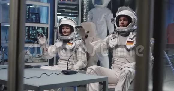 德国宇航员在新闻发布会上挥手致意视频的预览图