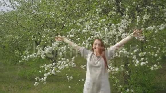 开朗的女人在盛开的花园里享受夏天情感和幸福视频的预览图