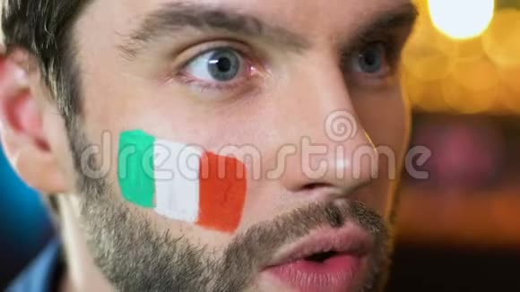 意大利男迷打着手掌手势为最喜欢的球队输球而苦恼视频的预览图