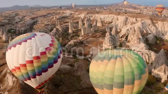 卡帕多西亚游客乘气球飞行就像电影里的一帧视频的预览图