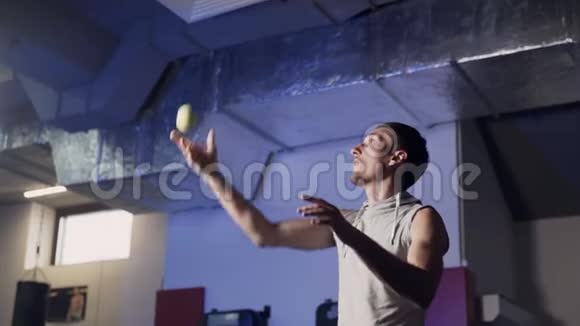 职业运动员拳击手在健身房训练网球慢动作视频的预览图