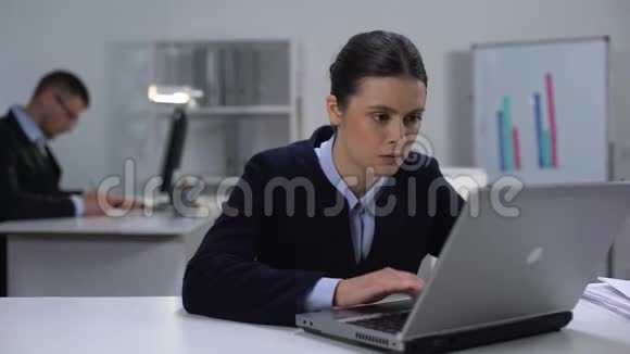 女经理专心阅读笔记本电脑上的文件寻找错误视频的预览图