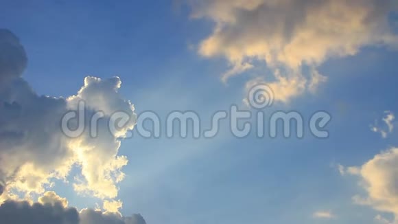在晴朗晴朗的蓝天下耀眼的太阳光经过白色的蓬松云层的时间流逝视频的预览图