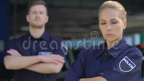 专业男女警察在镜头前负责的警察部门视频的预览图