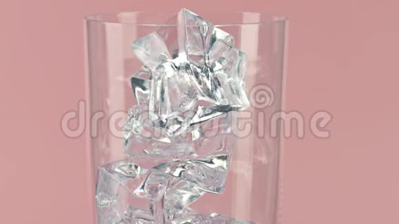 将棕色软饮料倒入一个装满冰块的玻璃杯中置于粉红色背景下特写慢镜头拍摄红色视频的预览图