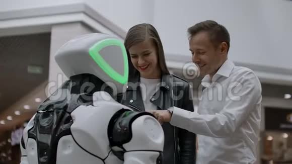 现代机器人技术与人的互动与机器人的友谊和交流助理视频的预览图