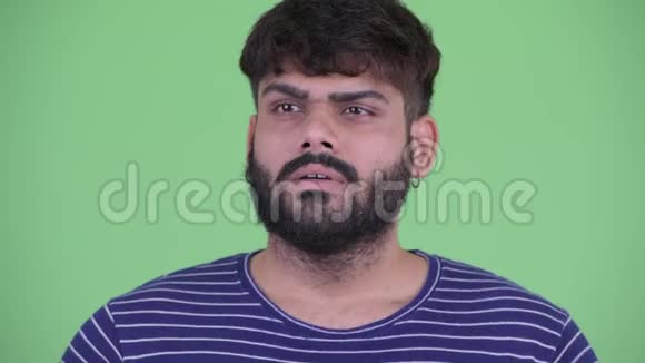 压力重重的年轻超重留胡子的印度男人视频的预览图