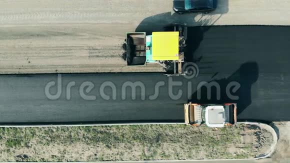 沥青铺设机正在制造一条道路道路建设理念视频的预览图