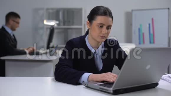可爱的女经理在笔记本电脑上工作看着男同事暗恋视频的预览图