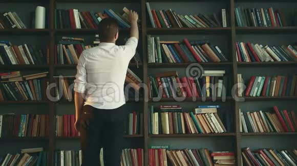 手拿假肢的人在图书馆选择书穿白色衬衫的学生视频的预览图