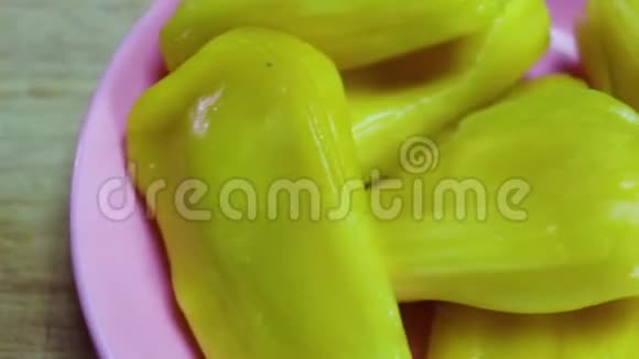 粉红色菜肴中的鲜果菠萝蜜去除颗粒是泰国甜美美味的水果视频的预览图