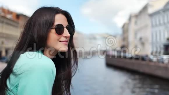 微笑的女游客在水渠城市建筑中度假视频的预览图