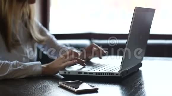 女性自由职业者迅速打字愤怒地关闭笔记本电脑逾期未交视频的预览图