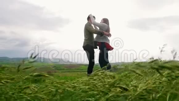 男人和女人拥抱在麦田中央视频的预览图