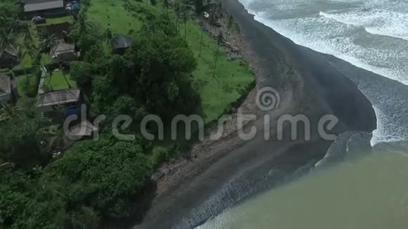巴厘岛海滩的空中镜头大浪如泡阳光明媚视频的预览图