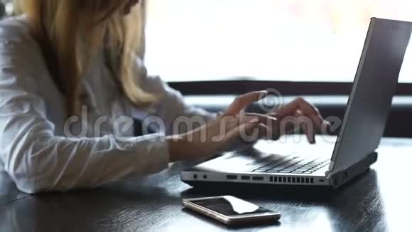 商务女性在笔记本电脑上打字对完成任务非常高兴视频的预览图
