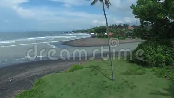 美丽的热带岛屿海滩上有许多人散步阳光明媚的巴厘岛视频的预览图