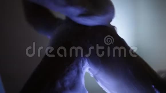 土耳其浴Hamam为一个漂亮性感女孩腿部提供的带有漂亮肥皂泡沫的特写按摩视频的预览图
