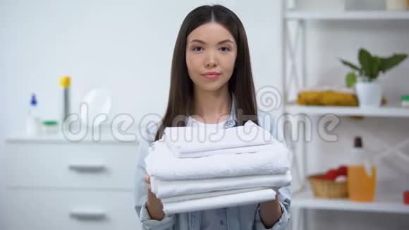 为忙碌的人提供清洁毛巾和洗衣服务视频的预览图