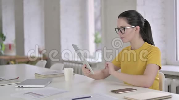 有魅力的年轻女设计师在桌上做视频聊天视频的预览图