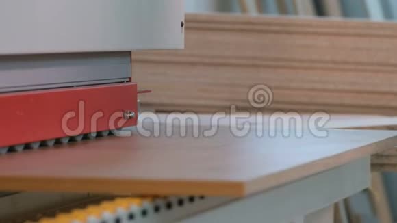 边缘木制部件的机器家具制造车间刨花板沿着导辊移动视频的预览图