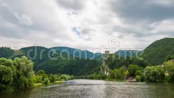 斯洛伐克Strecno城堡的时间推移视频戏剧性的移动天空和云彩从瓦河那边看视频的预览图