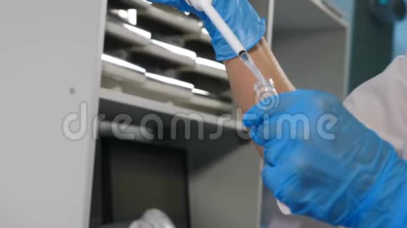 在实验室用液体滴入玻璃试管关闭移液管用测试管工作专家视频的预览图