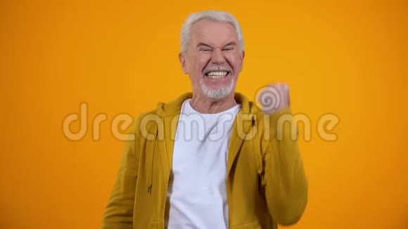 年轻的老年男性在镜头上表现出是的姿态成功愉悦的情绪视频的预览图