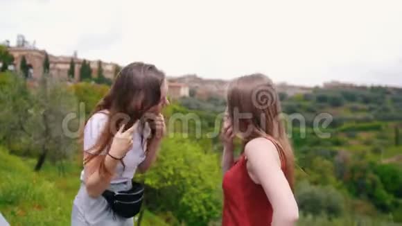 2两个年轻女子在山上谈笑风生视频的预览图