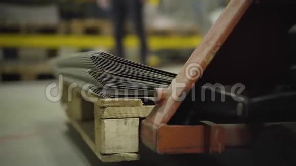 摄像机跟随手推车上面有钢金属片钢厂设备特写制造生产视频的预览图