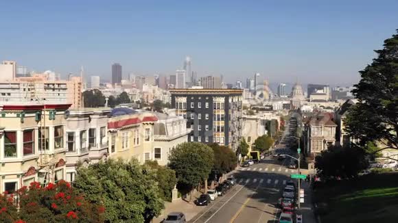 在加州旧金山的居民区大厦上空升起视频的预览图