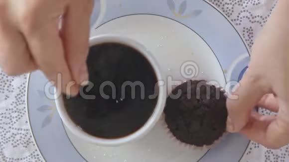 在咖啡杯里倒入热气腾腾的咖啡视频的预览图