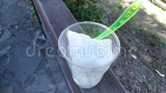 意大利冰手工柠檬在塑料杯视频的预览图