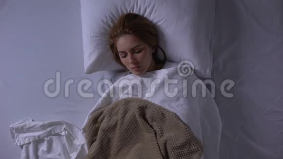 睡在医院病房住院医疗保健头等舱的虚弱妇女视频的预览图