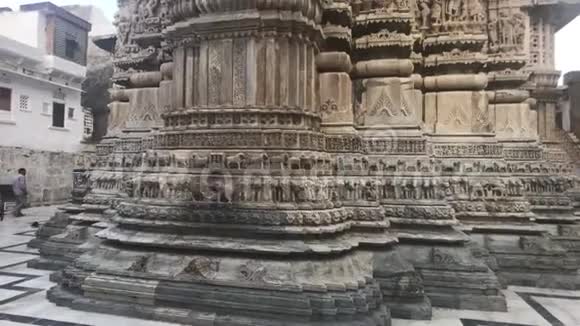 印度乌达普尔一座古庙墙上美丽的石头图案视频的预览图
