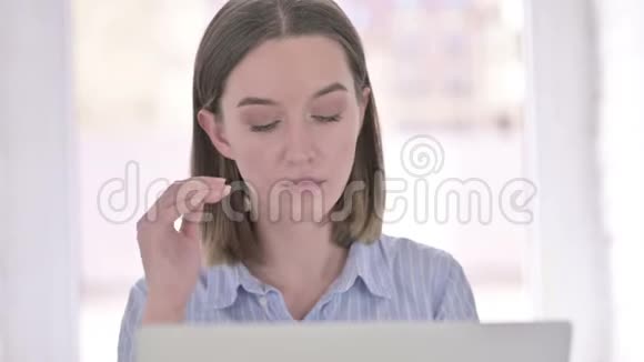 疲惫的年轻女性在办公室头痛的画像视频的预览图