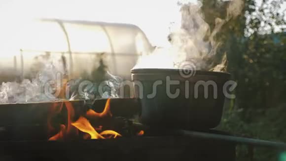 保龄球烹饪美食篝火与锅炉着火热的食物视频的预览图
