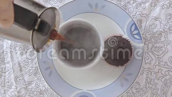 在咖啡杯里倒入热气腾腾的咖啡视频的预览图