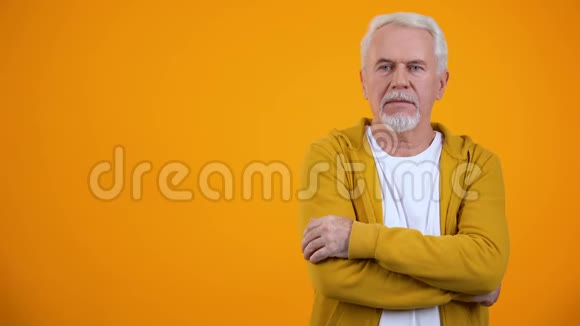 令人震惊的男性养老金领取者在橙色背景下表达了哇哇的手势视频的预览图